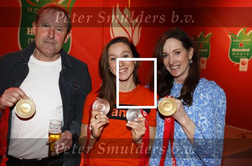 Schiphol 21 februari 2022
De olympische sporters en medaille winnaars komen terug uit Peking en worden gehuldigd in het Hilton Hotel. Suzanne Schulting met ouders