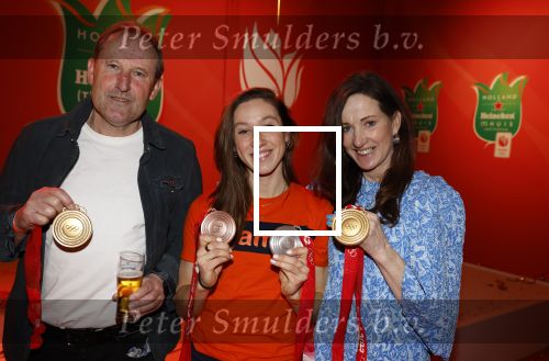 Schiphol 21 februari 2022
De olympische sporters en medaille winnaars komen terug uit Peking en worden gehuldigd in het Hilton Hotel. Suzanne Schulting met ouders