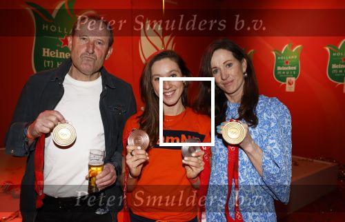 Schiphol 21 februari 2022
De olympische sporters en medaille winnaars komen terug uit Peking en worden gehuldigd in het Hilton Hotel. Suzanne Schulting met ouders