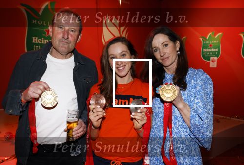 Schiphol 21 februari 2022
De olympische sporters en medaille winnaars komen terug uit Peking en worden gehuldigd in het Hilton Hotel. Suzanne Schulting met ouders