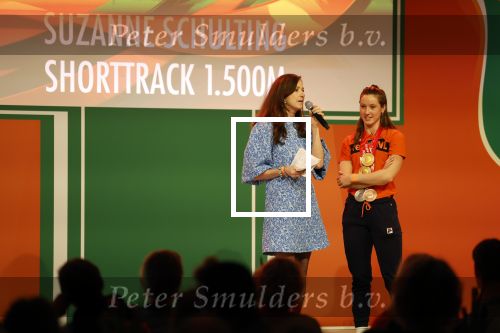 Schiphol 21 februari 2022
De olympische sporters en medaille winnaars komen terug uit Peking en worden gehuldigd in het Hilton Hotel. Suzanne Schulting met moeder