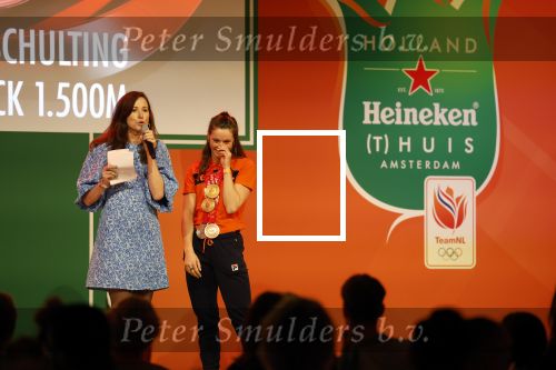 Schiphol 21 februari 2022
De olympische sporters en medaille winnaars komen terug uit Peking en worden gehuldigd in het Hilton Hotel. Suzanne Schulting met moeder
