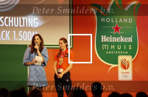 Schiphol 21 februari 2022
De olympische sporters en medaille winnaars komen terug uit Peking en worden gehuldigd in het Hilton Hotel. Suzanne Schulting met moeder