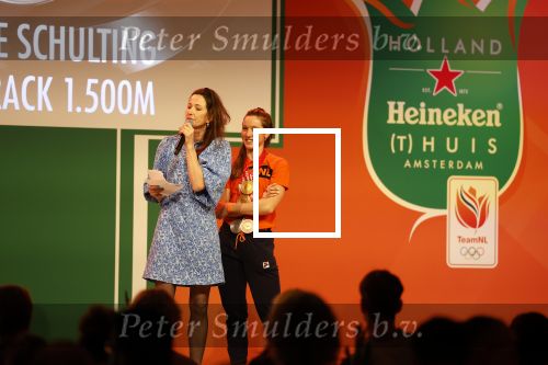 Schiphol 21 februari 2022
De olympische sporters en medaille winnaars komen terug uit Peking en worden gehuldigd in het Hilton Hotel. Suzanne Schulting met moeder