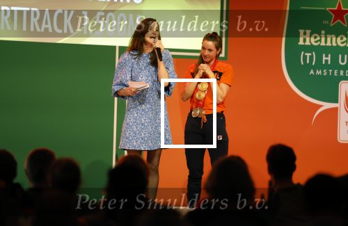 Schiphol 21 februari 2022
De olympische sporters en medaille winnaars komen terug uit Peking en worden gehuldigd in het Hilton Hotel. Suzanne Schulting met moeder