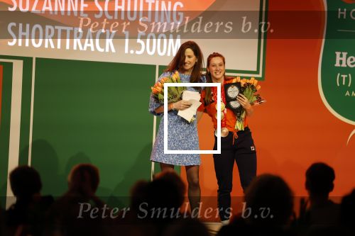 Schiphol 21 februari 2022
De olympische sporters en medaille winnaars komen terug uit Peking en worden gehuldigd in het Hilton Hotel. Suzanne Schulting met moeder