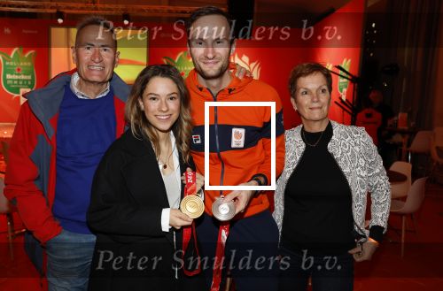 Schiphol 21 februari 2022
De olympische sporters en medaille winnaars komen terug uit Peking en worden gehuldigd in het Hilton Hotel. Thomas Krol met vriendin en familie