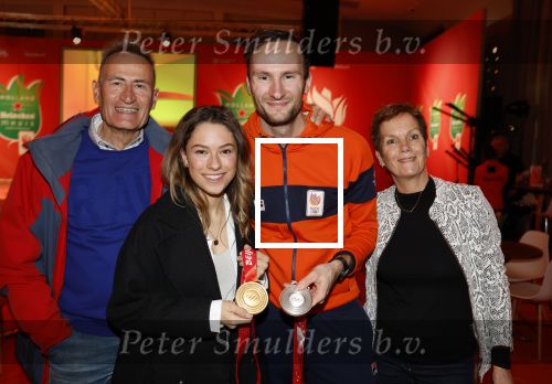 Schiphol 21 februari 2022
De olympische sporters en medaille winnaars komen terug uit Peking en worden gehuldigd in het Hilton Hotel. Thomas Krol met vriendin en familie