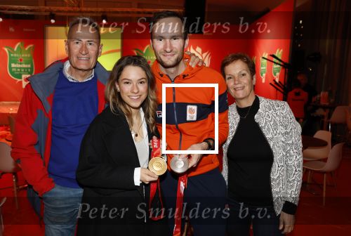 Schiphol 21 februari 2022
De olympische sporters en medaille winnaars komen terug uit Peking en worden gehuldigd in het Hilton Hotel. Thomas Krol met vriendin en familie