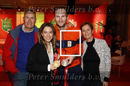 Schiphol 21 februari 2022
De olympische sporters en medaille winnaars komen terug uit Peking en worden gehuldigd in het Hilton Hotel. Thomas Krol met vriendin en familie