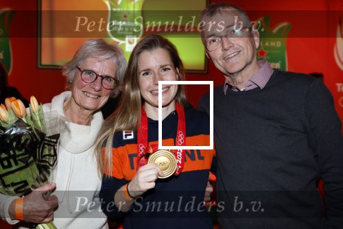Schiphol 21 februari 2022
De olympische sporters en medaille winnaars komen terug uit Peking en worden gehuldigd in het Hilton Hotel. Yara v Kerkhof met ouders