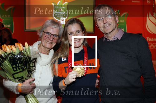 Schiphol 21 februari 2022
De olympische sporters en medaille winnaars komen terug uit Peking en worden gehuldigd in het Hilton Hotel. Yara v Kerkhof met ouders