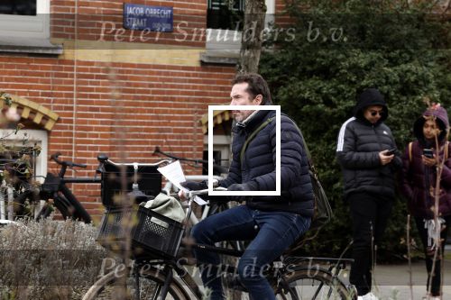 Amsterdam 8 maart 2023
Jacob Derwig leert zijn teksten terwijl hij door Amsterdam zuid fietst