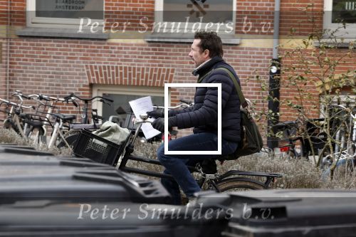 Amsterdam 8 maart 2023
Jacob Derwig leert zijn teksten terwijl hij door Amsterdam zuid fietst