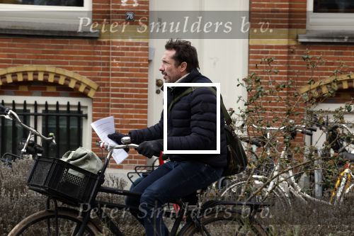 Amsterdam 8 maart 2023
Jacob Derwig leert zijn teksten terwijl hij door Amsterdam zuid fietst