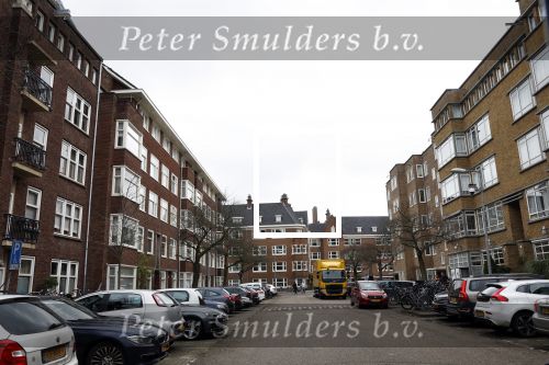 Amsterdam 8 maart 2023
Thierry Baudet zijn nieuwe huis wordt inmiddels met meerdere camera\'s in de straat beveiligd.