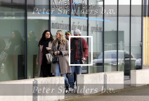Wilnis 16 februari 2023
Andre Hazes krijgt de sleutel van zijn nieuwe huis nadat hij bij de Notaris is geweest.
Zij PAen neef Djarno waren er ook bij .