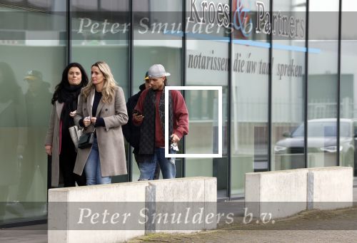 Wilnis 16 februari 2023
Andre Hazes krijgt de sleutel van zijn nieuwe huis nadat hij bij de Notaris is geweest.
Zij PAen neef Djarno waren er ook bij .