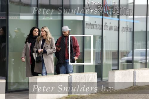 Wilnis 16 februari 2023
Andre Hazes krijgt de sleutel van zijn nieuwe huis nadat hij bij de Notaris is geweest.
Zij PAen neef Djarno waren er ook bij .