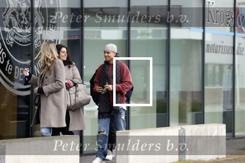 Wilnis 16 februari 2023
Andre Hazes krijgt de sleutel van zijn nieuwe huis nadat hij bij de Notaris is geweest.
Zij PAen neef Djarno waren er ook bij .