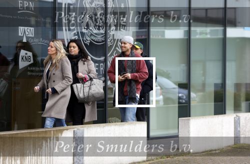 Wilnis 16 februari 2023
Andre Hazes krijgt de sleutel van zijn nieuwe huis nadat hij bij de Notaris is geweest.
Zij PAen neef Djarno waren er ook bij .