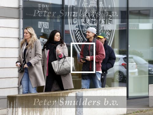 Wilnis 16 februari 2023
Andre Hazes krijgt de sleutel van zijn nieuwe huis nadat hij bij de Notaris is geweest.
Zij PAen neef Djarno waren er ook bij .