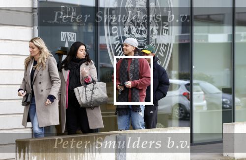 Wilnis 16 februari 2023
Andre Hazes krijgt de sleutel van zijn nieuwe huis nadat hij bij de Notaris is geweest.
Zij PAen neef Djarno waren er ook bij .