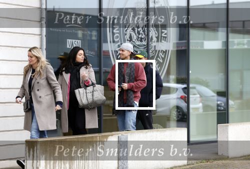 Wilnis 16 februari 2023
Andre Hazes krijgt de sleutel van zijn nieuwe huis nadat hij bij de Notaris is geweest.
Zij PAen neef Djarno waren er ook bij .
