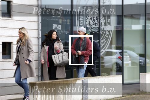 Wilnis 16 februari 2023
Andre Hazes krijgt de sleutel van zijn nieuwe huis nadat hij bij de Notaris is geweest.
Zij PAen neef Djarno waren er ook bij .