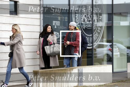 Wilnis 16 februari 2023
Andre Hazes krijgt de sleutel van zijn nieuwe huis nadat hij bij de Notaris is geweest.
Zij PAen neef Djarno waren er ook bij .