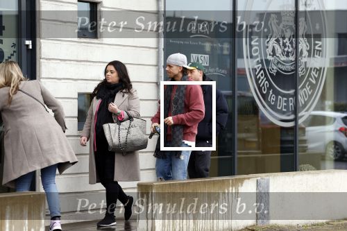 Wilnis 16 februari 2023
Andre Hazes krijgt de sleutel van zijn nieuwe huis nadat hij bij de Notaris is geweest.
Zij PAen neef Djarno waren er ook bij .