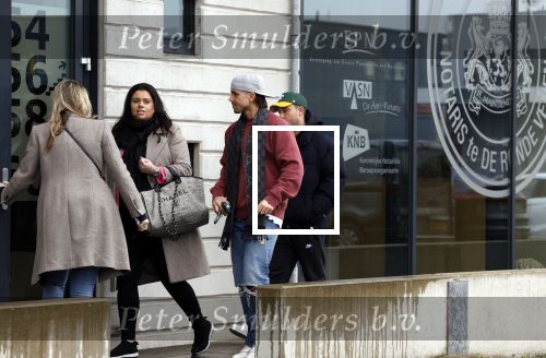 Wilnis 16 februari 2023
Andre Hazes krijgt de sleutel van zijn nieuwe huis nadat hij bij de Notaris is geweest.
Zij PAen neef Djarno waren er ook bij .