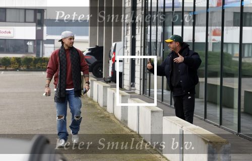 Wilnis 16 februari 2023
Andre Hazes krijgt de sleutel van zijn nieuwe huis nadat hij bij de Notaris is geweest.
Zij PAen neef Djarno waren er ook bij .
