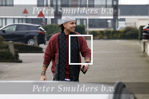 Wilnis 16 februari 2023
Andre Hazes krijgt de sleutel van zijn nieuwe huis nadat hij bij de Notaris is geweest.
Zij PAen neef Djarno waren er ook bij .