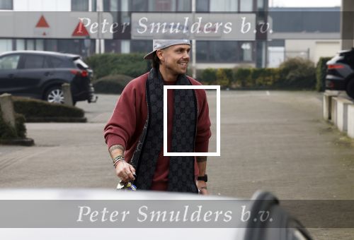 Wilnis 16 februari 2023
Andre Hazes krijgt de sleutel van zijn nieuwe huis nadat hij bij de Notaris is geweest.
Zij PAen neef Djarno waren er ook bij .