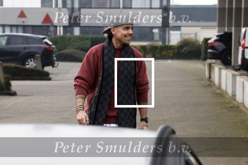 Wilnis 16 februari 2023
Andre Hazes krijgt de sleutel van zijn nieuwe huis nadat hij bij de Notaris is geweest.
Zij PAen neef Djarno waren er ook bij .