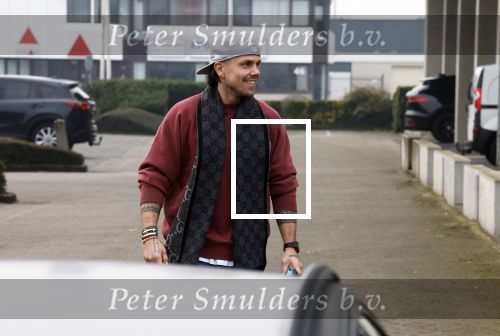 Wilnis 16 februari 2023
Andre Hazes krijgt de sleutel van zijn nieuwe huis nadat hij bij de Notaris is geweest.
Zij PAen neef Djarno waren er ook bij .