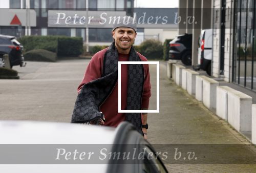 Wilnis 16 februari 2023
Andre Hazes krijgt de sleutel van zijn nieuwe huis nadat hij bij de Notaris is geweest.
Zij PAen neef Djarno waren er ook bij .