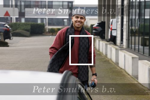 Wilnis 16 februari 2023
Andre Hazes krijgt de sleutel van zijn nieuwe huis nadat hij bij de Notaris is geweest.
Zij PAen neef Djarno waren er ook bij .