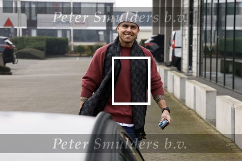 Wilnis 16 februari 2023
Andre Hazes krijgt de sleutel van zijn nieuwe huis nadat hij bij de Notaris is geweest.
Zij PAen neef Djarno waren er ook bij .