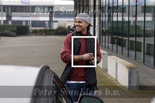 Wilnis 16 februari 2023
Andre Hazes krijgt de sleutel van zijn nieuwe huis nadat hij bij de Notaris is geweest.
Zij PAen neef Djarno waren er ook bij .