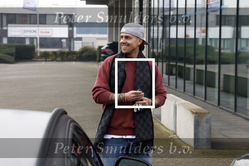Wilnis 16 februari 2023
Andre Hazes krijgt de sleutel van zijn nieuwe huis nadat hij bij de Notaris is geweest.
Zij PAen neef Djarno waren er ook bij .