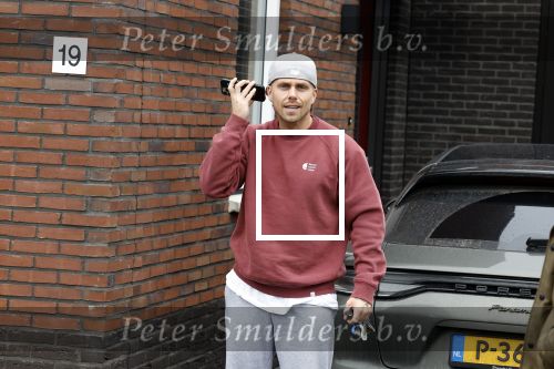 Wilnis 16 februari 2023
Andre Hazes krijgt de sleutel van zijn nieuwe huis nadat hij bij de Notaris is geweest.
Zij PAen neef Djarno waren er ook bij .