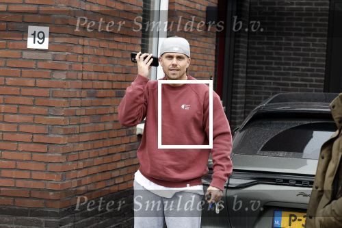 Wilnis 16 februari 2023
Andre Hazes krijgt de sleutel van zijn nieuwe huis nadat hij bij de Notaris is geweest.
Zij PAen neef Djarno waren er ook bij .
