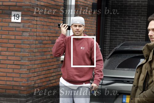Wilnis 16 februari 2023
Andre Hazes krijgt de sleutel van zijn nieuwe huis nadat hij bij de Notaris is geweest.
Zij PAen neef Djarno waren er ook bij .