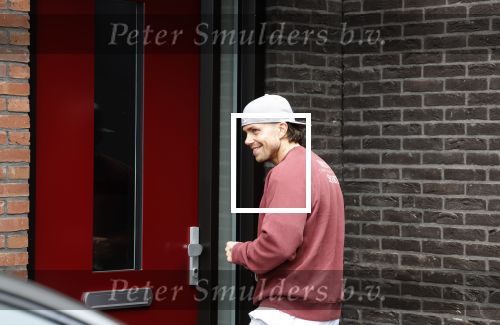 Wilnis 16 februari 2023
Andre Hazes krijgt de sleutel van zijn nieuwe huis nadat hij bij de Notaris is geweest.
Zij PAen neef Djarno waren er ook bij .