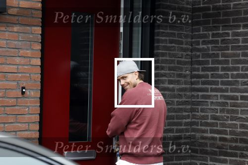 Wilnis 16 februari 2023
Andre Hazes krijgt de sleutel van zijn nieuwe huis nadat hij bij de Notaris is geweest.
Zij PAen neef Djarno waren er ook bij .