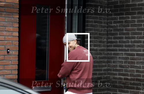 Wilnis 16 februari 2023
Andre Hazes krijgt de sleutel van zijn nieuwe huis nadat hij bij de Notaris is geweest.
Zij PAen neef Djarno waren er ook bij .