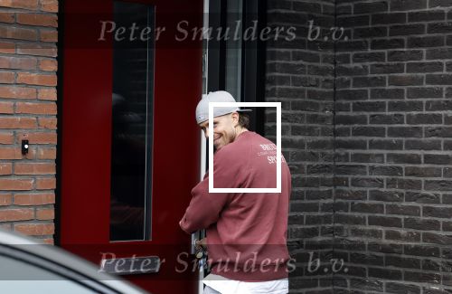 Wilnis 16 februari 2023
Andre Hazes krijgt de sleutel van zijn nieuwe huis nadat hij bij de Notaris is geweest.
Zij PAen neef Djarno waren er ook bij .