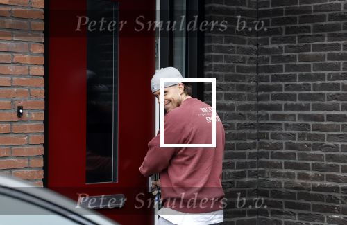 Wilnis 16 februari 2023
Andre Hazes krijgt de sleutel van zijn nieuwe huis nadat hij bij de Notaris is geweest.
Zij PAen neef Djarno waren er ook bij .